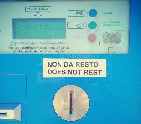 A sign on a machine reads in Italian «Non da resto» and in English «Does not rest»