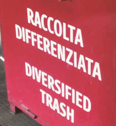 A trash container says «Raccolta differenziata» in Italian and «Diversified trash» in English